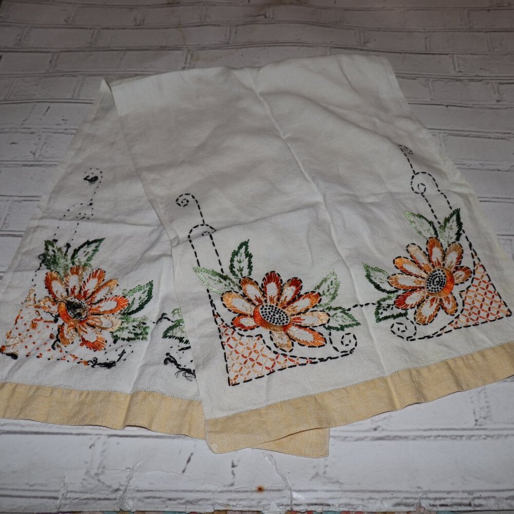 🌼 Vintage Embroidered Table Runner · 15" x 44" · Floral Basket Motif